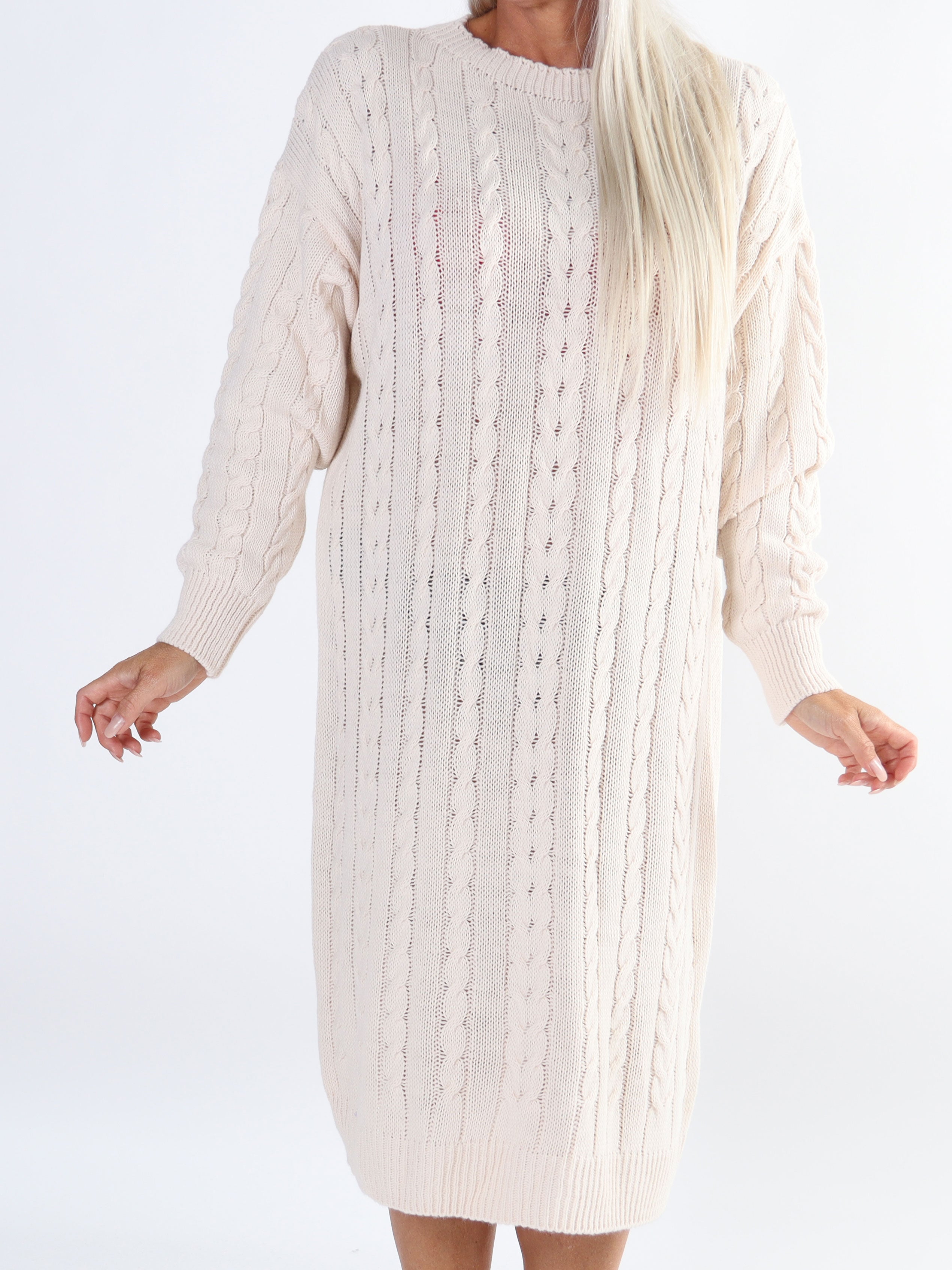 Karolina - Lång plus size klänning med kabelstickning